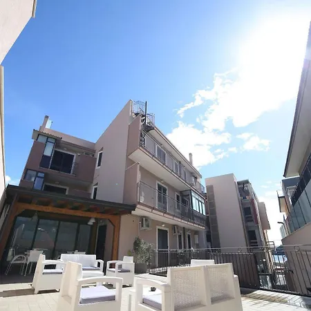 Bed & Breakfast Ciclopi 3*